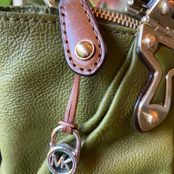 ❌SOLD❌ Vintage Michael Kors Avocado Green Olive Leather Handbag / Chunky Bag - Picture 11 of 13